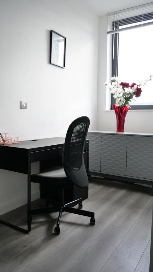 Stylish 2 Bedrooms, 2 Bathrooms With Workspace In מילטון קינס מראה חיצוני תמונה