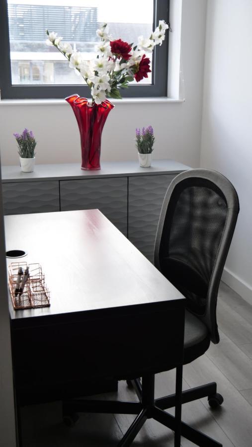 Stylish 2 Bedrooms, 2 Bathrooms With Workspace In מילטון קינס מראה חיצוני תמונה