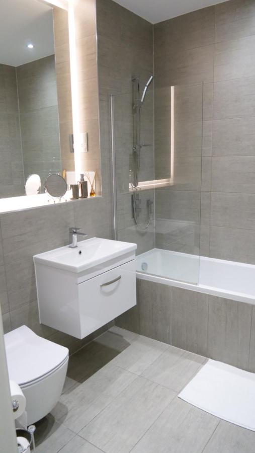 Stylish 2 Bedrooms, 2 Bathrooms With Workspace In מילטון קינס מראה חיצוני תמונה
