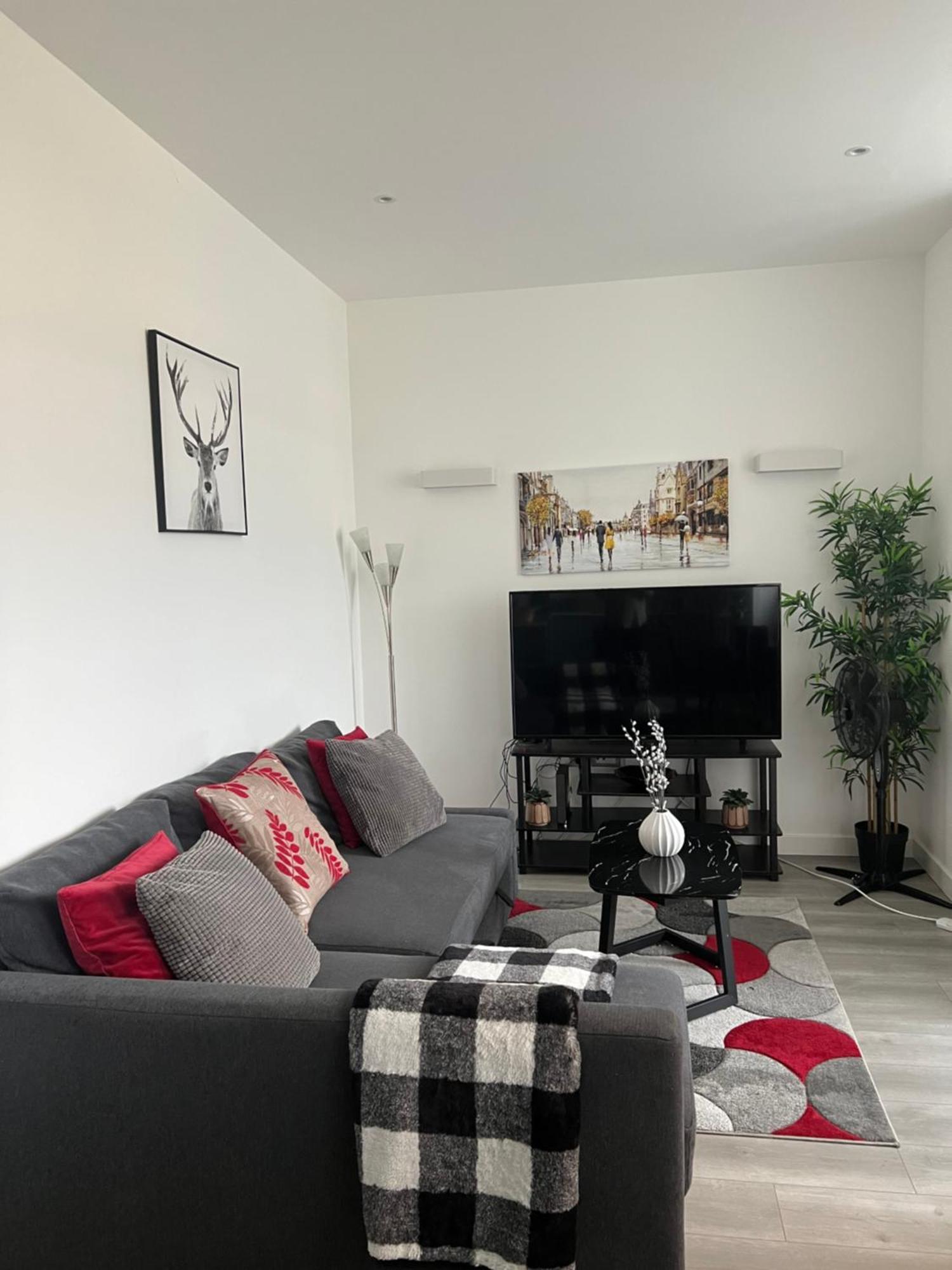 Stylish 2 Bedrooms, 2 Bathrooms With Workspace In מילטון קינס מראה חיצוני תמונה